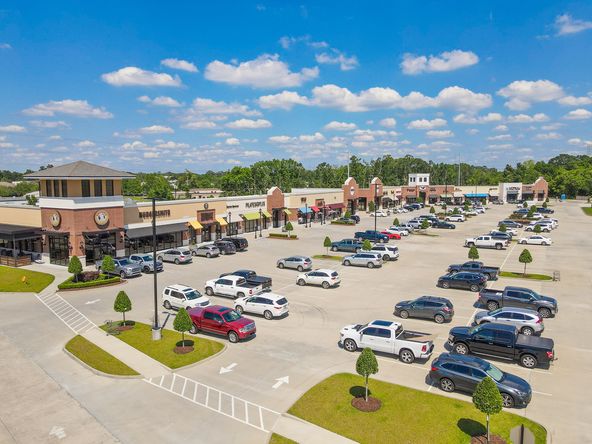 Highland Park Marketplace: 18300-18400 Old Perkins Road East, Baton Rouge, LA 70810